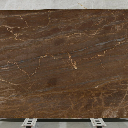 Deska brazilského kvarcitu Bronzite v hnědých zemitých tónech je vhodná jak pro obklady stěn, tak pro kuchyňské pracovní desky