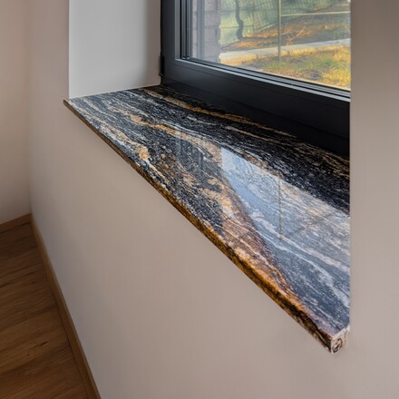 Kamenn&yacute; parapet ze žuly Magma Black dod&aacute; eleganci každ&eacute;mu interi&eacute;ru 