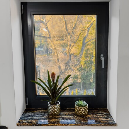 Žulový parapet z elegantní žuly Magma Black a originální černo zlatou kresbou.