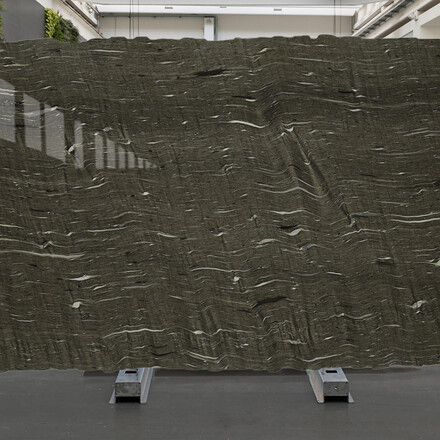 Povrch kvarcitu Brown Silk se saténově hnědým tónem a světlými přírodními kresbami.