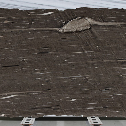 Zemitý přírodní kámen Brown Silk s horizontální kresbou a kontrastními bílými linkami.