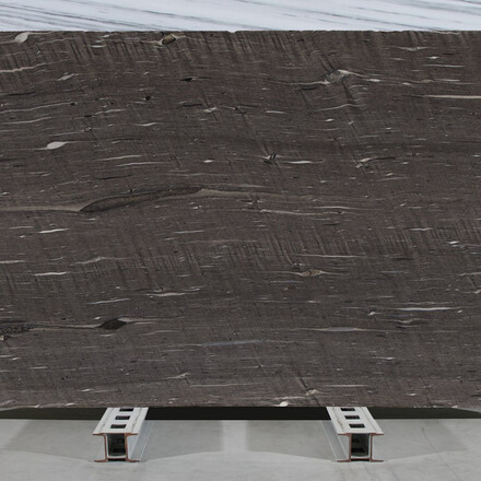 Zemité tóny kvarcitu Brown Silk a jemné bílé žilky činí z tohoto přírodního kamene ideální volbu pro moderní interiéry i komerční prostory