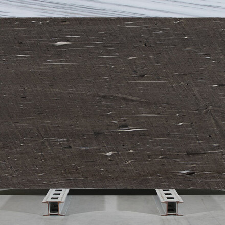 Kvarcit Brown Silk v zemitých tónech a kresbou připomínající dřevěnou strukturu 