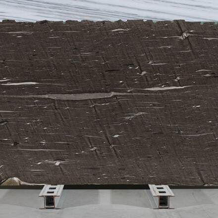 Hnědý kvarcit Brown Silk s jemnou kresbou je ideální volbou pro interiéry i exteriéry 