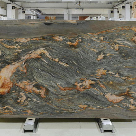 Kamenn&aacute; deska brazilsk&eacute;ho kvarcitu Santorini, s v&yacute;raznou kresbou a modro zlat&yacute;m žilkov&aacute;n&iacute;m 