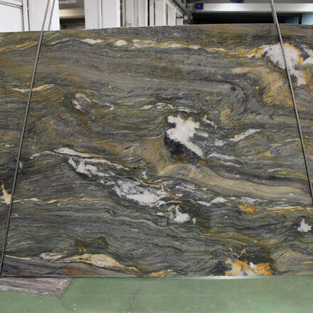 Kvarcitov&aacute; deska Santorini s v&yacute;razn&yacute;m žilkov&aacute;n&iacute;m je ide&aacute;ln&iacute; volbou pro obklad stěny technikou bookmatch