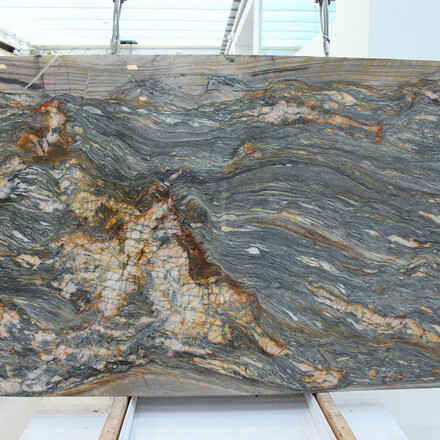 Kvarcit Santorini se zlat&yacute;m žilkov&aacute;n&iacute;m a modro &scaron;edou kresbou je ide&aacute;ln&iacute; pro modern&iacute; interi&eacute;ry 