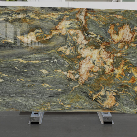 Př&iacute;rodn&iacute; k&aacute;men Santorini je d&iacute;ky &scaron;edo modr&yacute;m t&oacute;nům a zlat&eacute;mu žilkov&aacute;n&iacute; ide&aacute;ln&iacute; pro luxusn&iacute; interi&eacute;ry a luxusn&iacute; komerčn&iacute; prostory