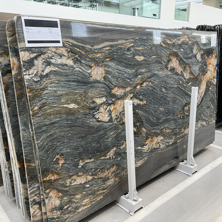 Modro zlat&aacute; kresba kvarcitu Santorini upout&aacute; pozornost na prvn&iacute; pohled