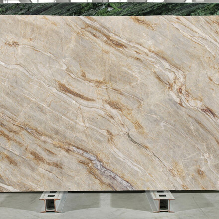 Kamenná deska brazilského kvarcitu Nacarado se zemitými tóny a jemným žilkováním s červenými odstíny