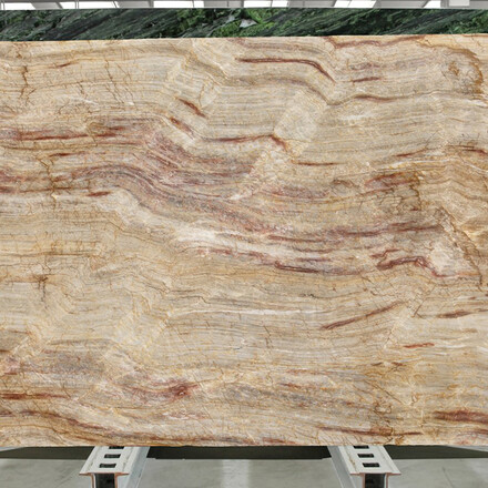 Kvarcitová deska Nacarado plná zemitých tóny je skvělou volbou pro interiérové i exteriérové realizace v moderních a nadčasových projektech