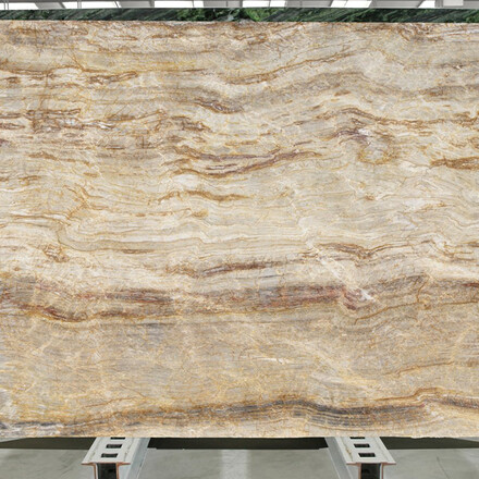 Zemité tóny, jemná kresba, žilkování plné vínových, červených a bílých tónů, to vše může nabídnout kvarcit Nacarado