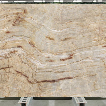 Nacarado je přírodní kvarcit v zemitých odstínech od pískové, béžové, krémové po kontrstní vínové žilkování