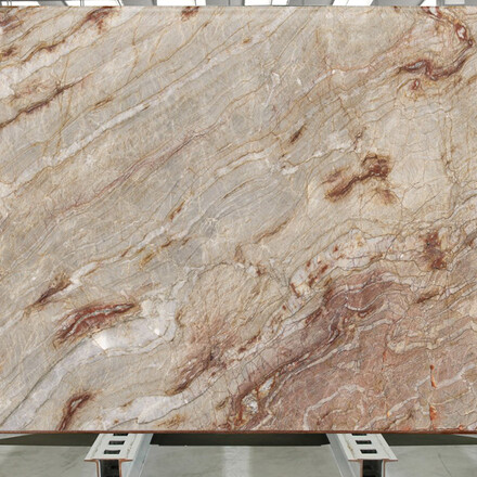 Deska z přírodního kamene Nacarado je ideální volbou pro moderní interiéry díky krémové nadčasové kresbě a textuře, a odolnosti