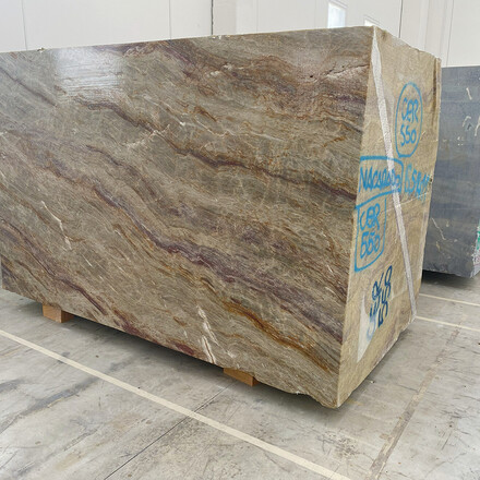 Kamenný blok brazilského kvarcitu Nacarado v zemitých tónech a vínovým žilkováním