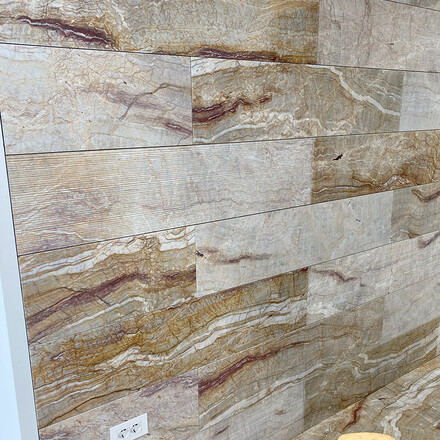 Formátovaný obklad z přírodního kvarcitu Nacarado v kontrastních povrchových úpravách