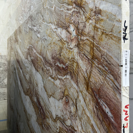 Detail kresby brazilského kvarcitu Nacarado s výrazným žilkováním ve vínových tónech 