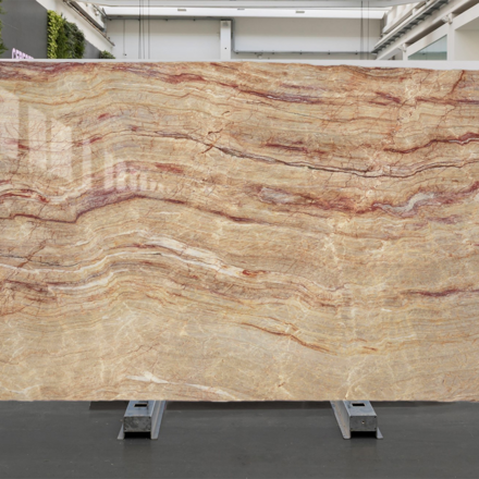 Přírodní kámen Nacarado je brazilský kvarcit plný zemitých tóny a lineárního žilkování