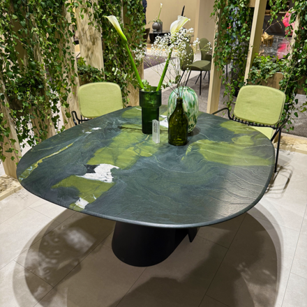 Kamenný stůl se zelenou kvarcitovou deskou brazilského kvarcitu Avocatus