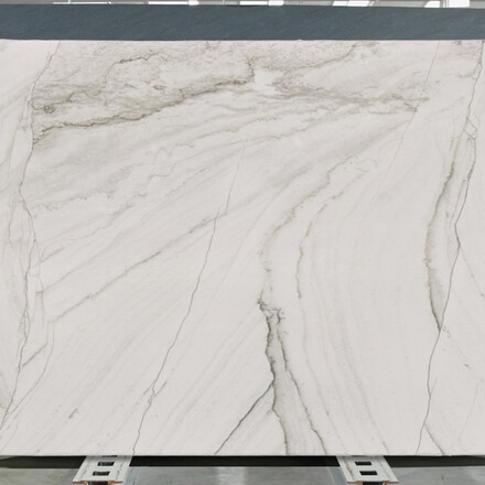 Bílá kamenná deska White Macaubas s jemným tmavým žilkováním 