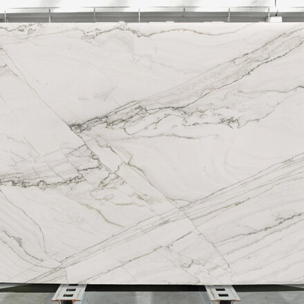 White Macaubas je bílý kvarcit s drobným žilkováním