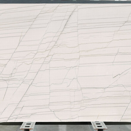 Brazilský kvarcit Whita Macaubas je díky svému elegantnímu vzhledu a bílé barvě ideální pro elegantní projekty do interiéru i exteriéru