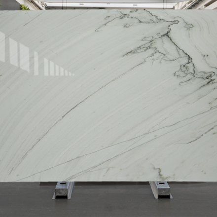Kamenná deska bílého kvarcitu White Macaubas s jemným žilkováním v leštěné povrchové úpravě 