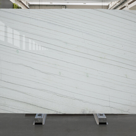 Bílá deska přírodního kamene White Macaubas  s drobným žilkováním  