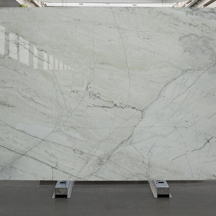 Kvarcitová deska White Macaubas s jemnou kresbou je ideální do moderních interiérů i exteriérů