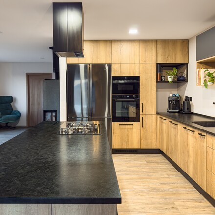 Kamenná kuchyňská deska ze žuly Mist Black. Zakázkové kamenictví TONE OF STONE