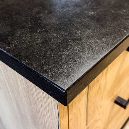 Detail kamenné kuchyňské desky ze žuly Mist Black. Zakázkové kamenictví TONE OF STONE