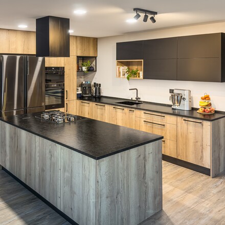 Modern&iacute; kuchyně z př&iacute;rodn&iacute;ho kamene Mist Black s povrchovou &uacute;pravou leather. Zak&aacute;zkov&eacute; kamenictv&iacute; TONE OF STONE