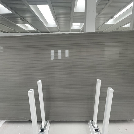 Kamenná deska Grey Veneer v šedých tónech s jemným žilkováním v leštěné povrchové úpravě