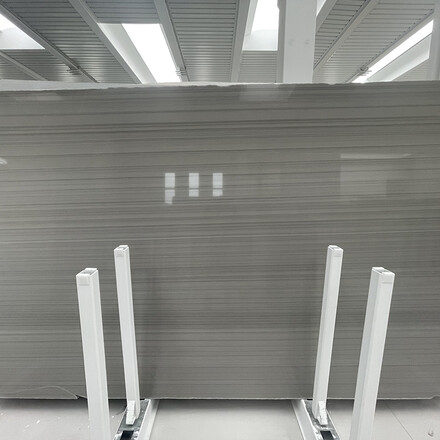 Šedá žulová deska Grey Veneer je díky své decentní kresbě ideální pro obklady stěn, kamenné dlažby a mnoho dalších aplikací v moderním interiéru