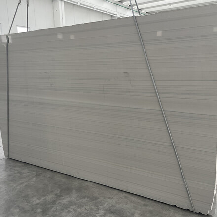 Žula Grey Veneer s šedými tóny a jemnou kresbou je ideální pro moderní interiéry