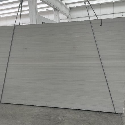 Grey Veneer je šedá žula s jemnou směrovou kresbou, která decentně doplní vaše projekty a dodá jim eleganci