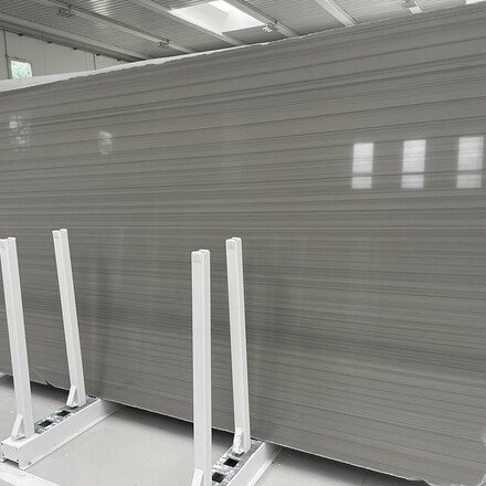 Přírodní kámen Grey Veneer je šedá žula s lesklým povrchem