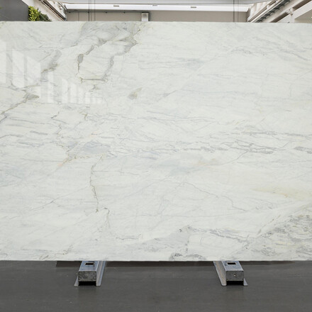 Kvarcitová kamenná deska Matarazzo v bíle krémových odstínech a jemným žilkováním