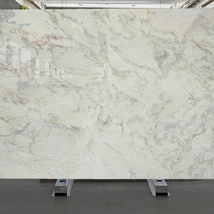 Bílá kamenná deska s kresbou, která je ideální do moderního interiéru, to je kvarcit Matarazzo