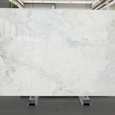 Kvarcit Matarazzo v bílém odstínu a elegantním žilkováním 