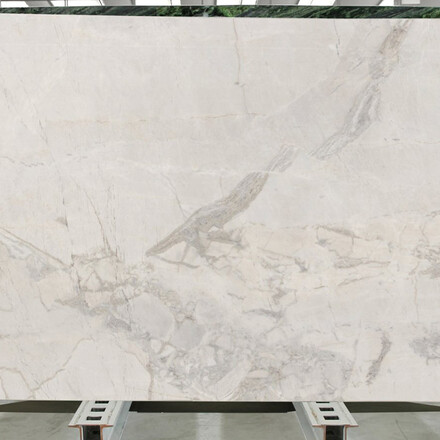 Bílý kvarcit Matarazo s jemným mramorovým žilkováním 