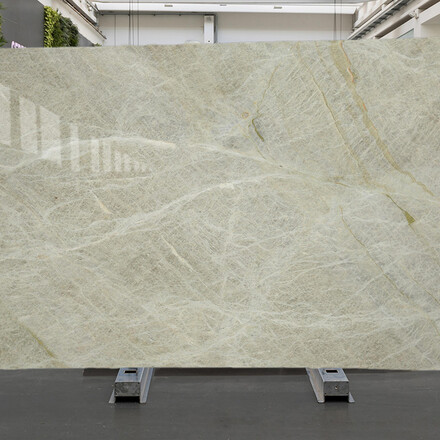 Kamenná deska krémového kvarcitu Artico v leštěné povrchové úpravě