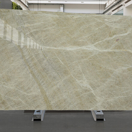 Krémový přírodní kámen Artico je ideální pro moderní interiéry