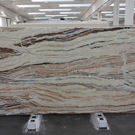 Béžová kamenná deska Travertino Jurassico je ideální pro obklady stěn, obklady krbů nebo stolové desky