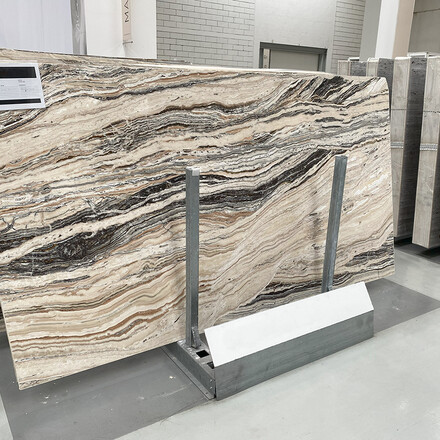 Travertino Jurassico v zemitém odstínu s kontrastní kresbou