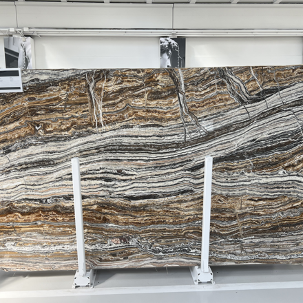 Deska přírodního kamene Travertino Jurassico v zemitém odstínu a výraznou kresbou