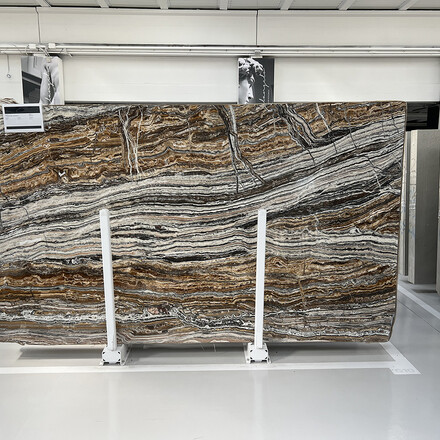 Travertinová deska Travertino Jurassico s výraznou kresbou plnou zemitých tónů