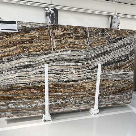 Travertino Jurassico je velmi výrazný přírodní kámen ideální pro obklady stěn nebo krbů v luxusních interiérech