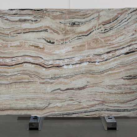 Travertinová deska Travertino Jurassico v zemitých tónech a výraznou kresbou je ideální pro moderní interiéry