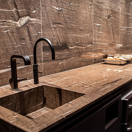 Vizualizace kuchyňské desky z přírodního kamene Brown Silk včetně obkladu kuchyňské stěny